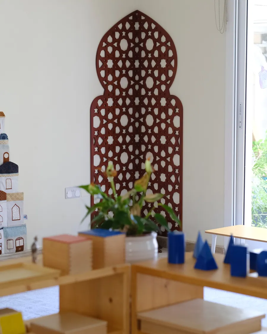 A wooden screen and materials by the classroom window